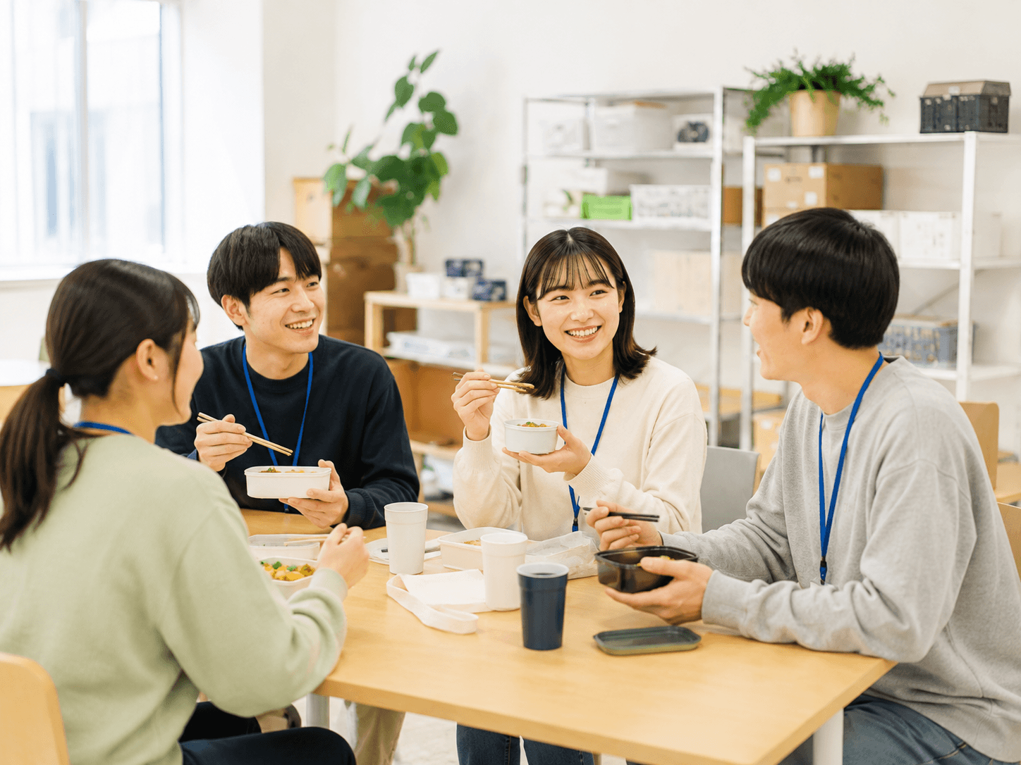 昼食をとる様子